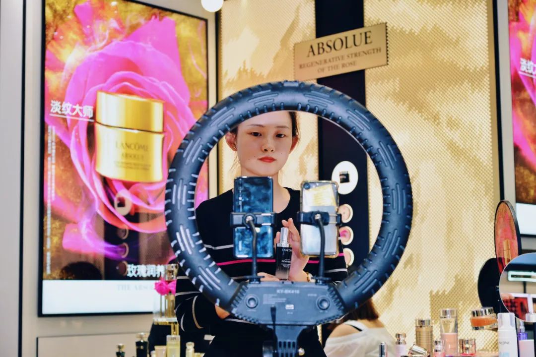 商场柜员变身李佳琦湖州开启直播带货新模式