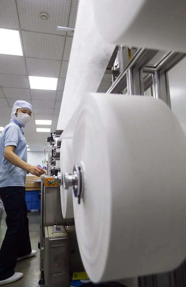 每天生产70万枚医用口罩上海宝山这个厂换人换岗不停机