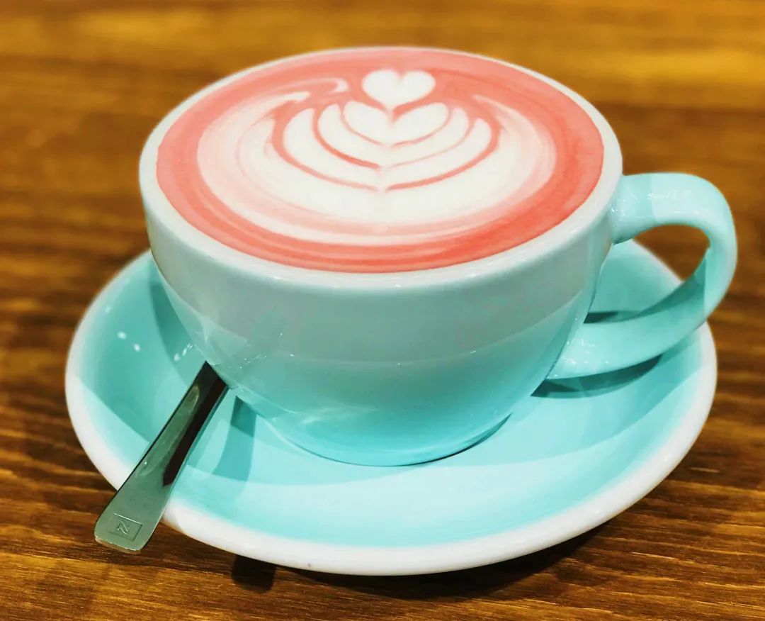 这款红丝绒拿铁外表就非常"少女心"呀!