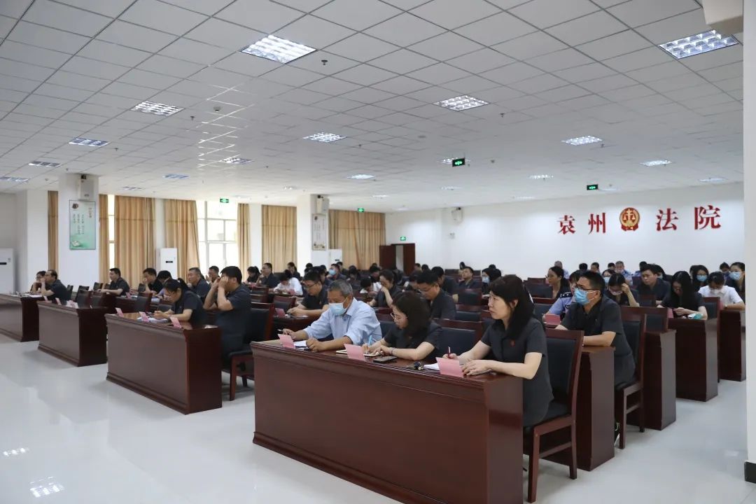 会上,党组成员,纪检组长钟利民同志带领全院干警一起学习了《宜春市