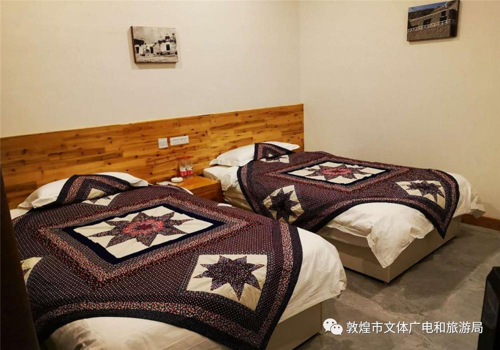 敦煌民宿开着直播出镜枕着虫鸣入眠