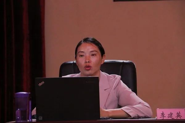 省妇联执委,安岳县委常委,安岳县政法委书记李建英以《女人,别让贪欲