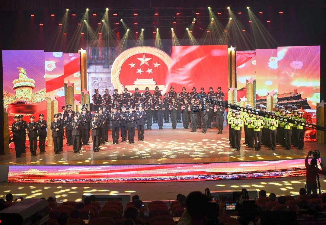 "人民公安为人民,我们的名字在警徽中闪光;人民公安向前进,我们的光荣