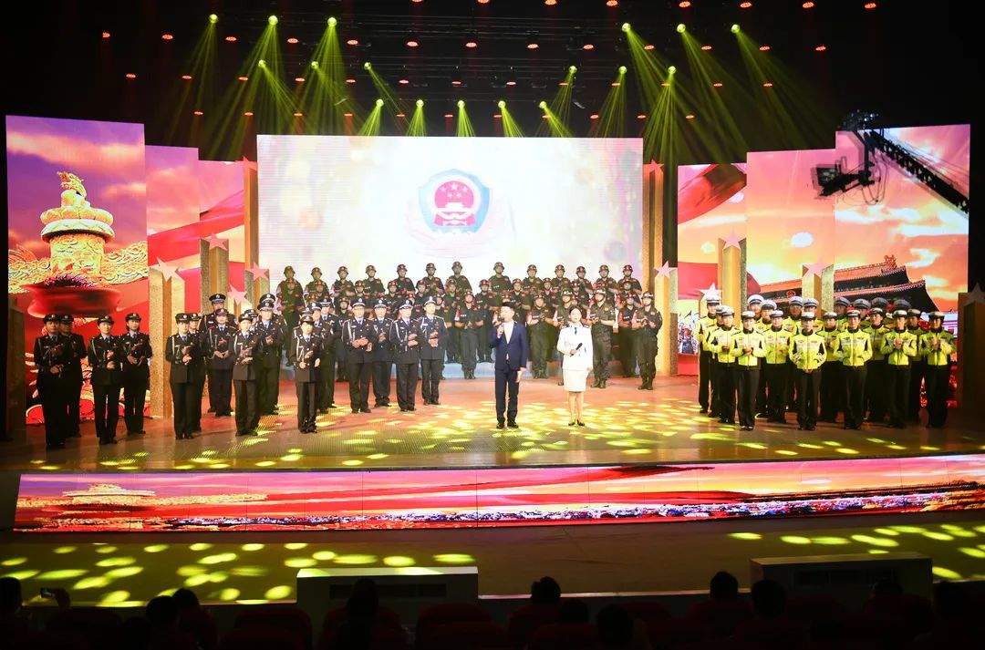 "人民公安为人民,我们的名字在警徽中闪光;人民公安向前进,我们的光荣