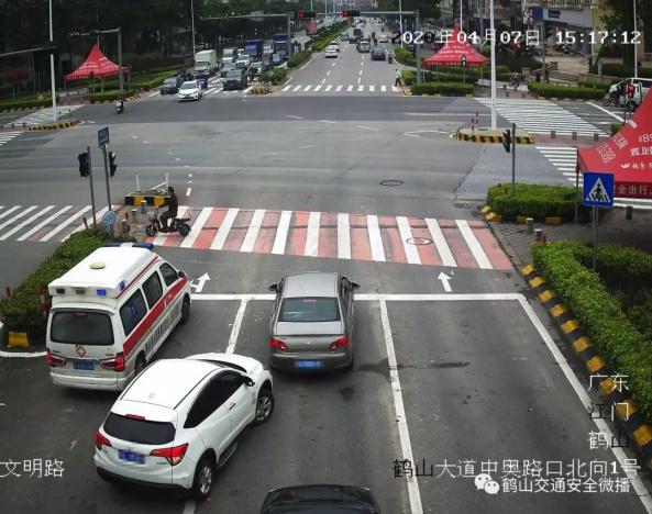 江门司机红绿灯路口突然实线变道交警竟撤销罚单还点赞