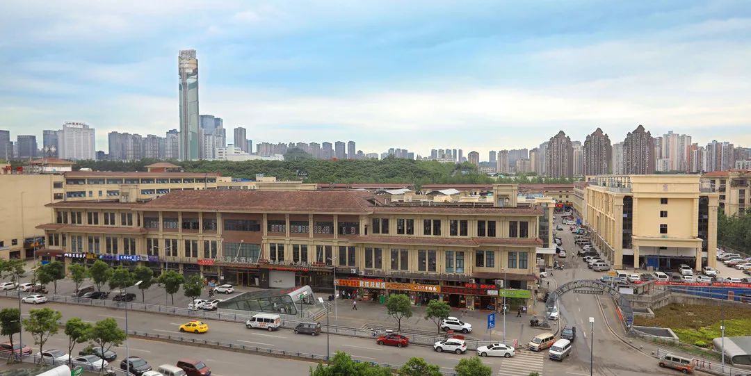 近日,伴着徐徐的清风,记者跟随区第十八届人大四次会议宝圣湖街道人大