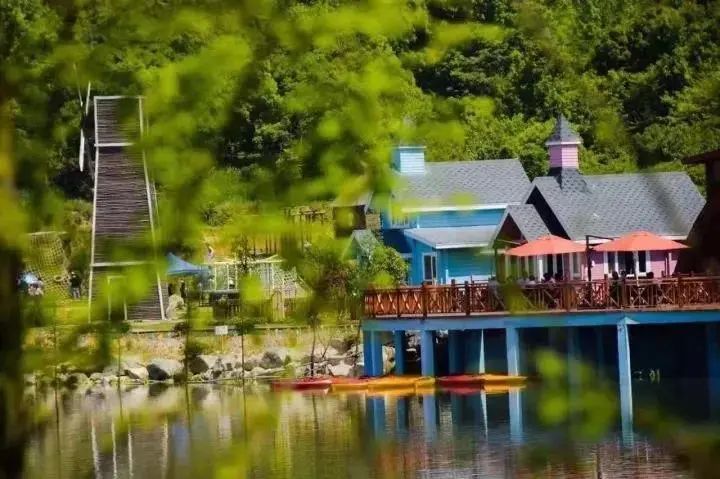 该乡引导村民合理利用闲置资源发展旅游,先后建成"田乐园""海乐园"和