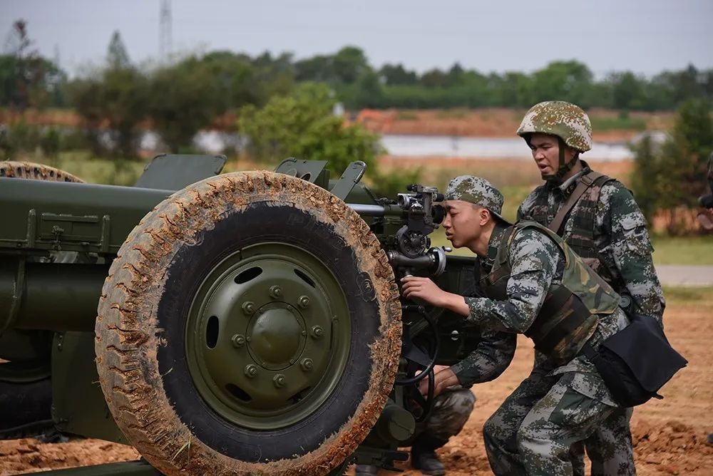 炮兵专业新兵首次实弹射击