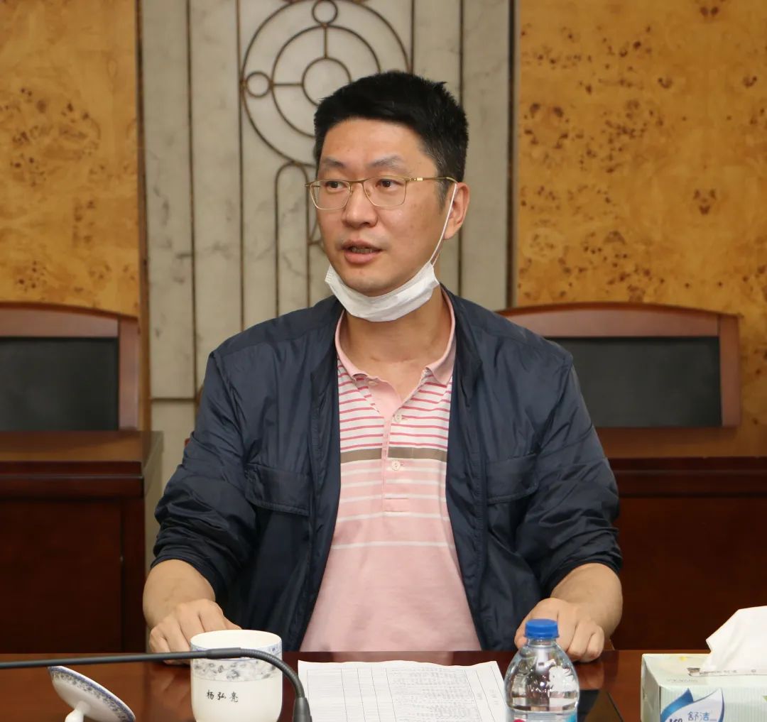 街道党工委副书记,办事处主任杨弘亮认真听取各职能部