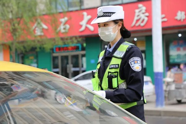 梅河口女交警图片