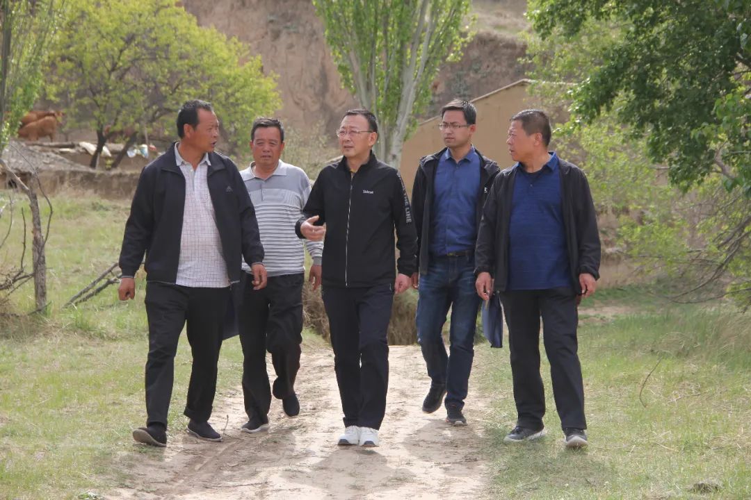 院长董军与副院长马占明到基层联系点西吉县硝河乡红泉村调研脱贫攻坚