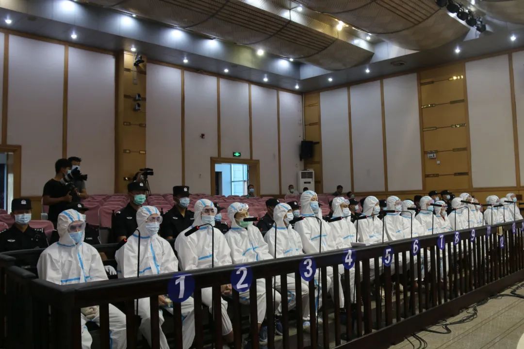 依托境外赌场,先后纠集被告人杨华云,李颖,陈镇,张永星,叶天宝,李彪