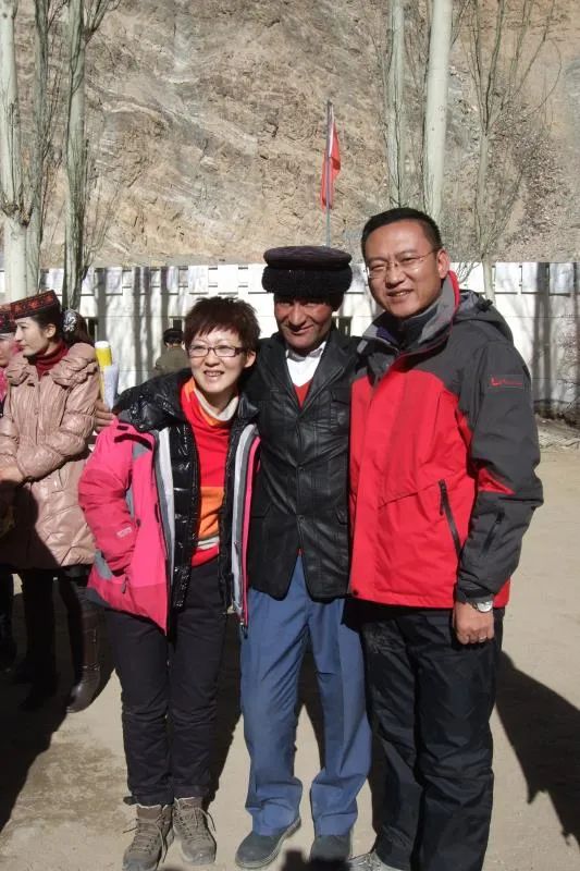 新疆广播电视台白璐(左)及其同事安涛(右)和时任马尔洋乡小学校长的