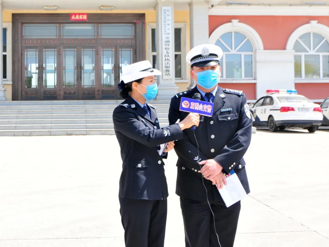 双鸭山交警直播助力高速公路交通安全整治百日行动进行时