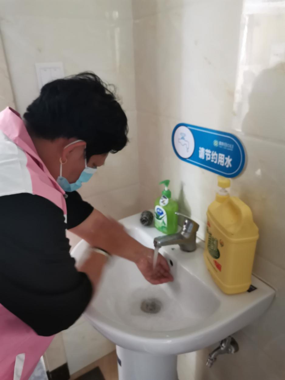 员工分组对车间工作台,地板及厕所等公共设施进行消毒清洁,最后离开时