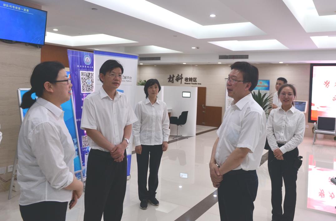 省高院党组成员纪检组组长李汉水一行来吴调研并开展三服务工作