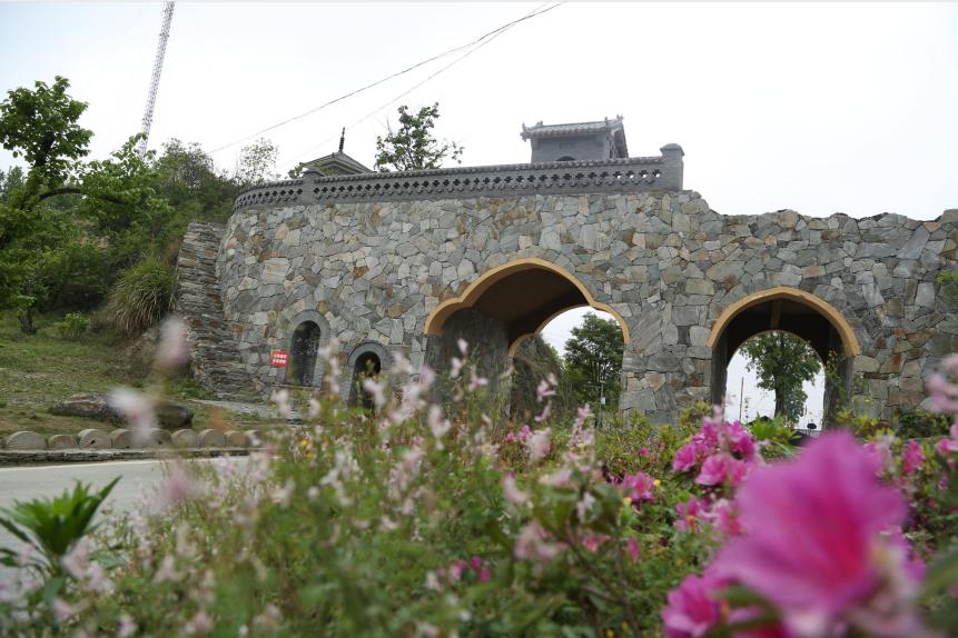 美食可以在樱桃驿站,五零山居七零黄酒坊等民宿喝茶品美食在汉江大