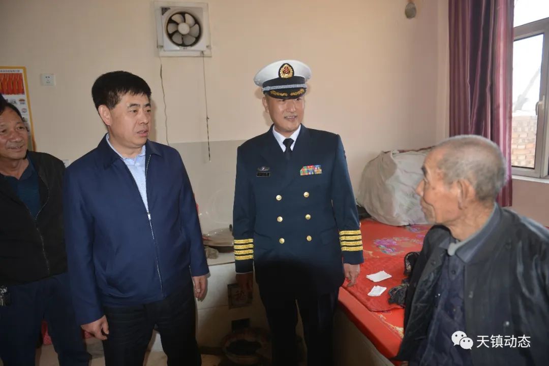 随后,刘孟斌还详细查看了学校教室,功能室,师生食堂