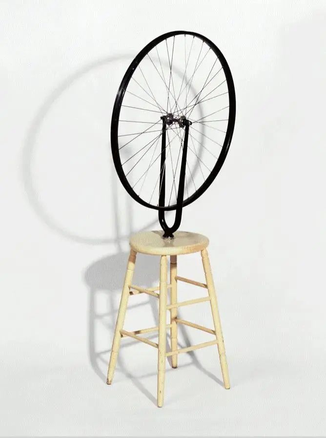 1913年,杜尚将一个普通车轮安装在白色板凳上,现成品装置艺术作品