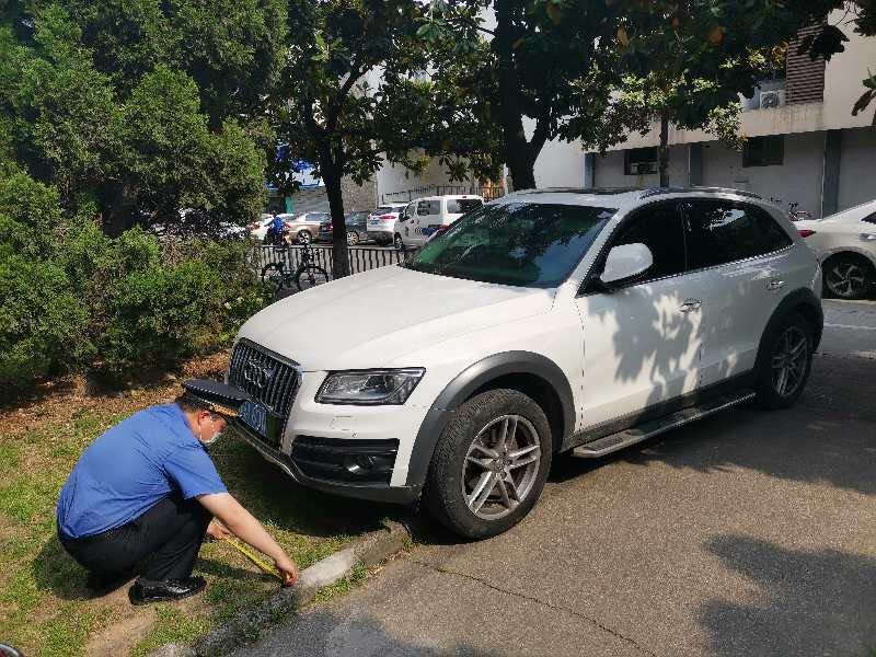 绿地违停也要罚款宁波城管锁车3小时等来车主