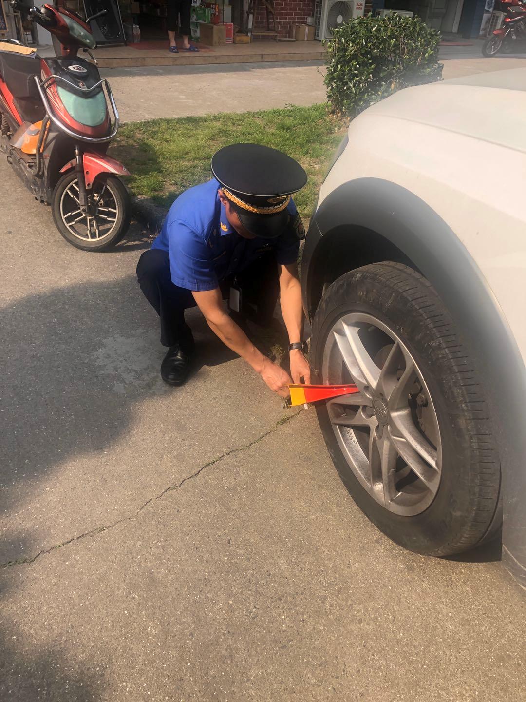 绿地违停也要罚款宁波城管锁车3小时等来车主