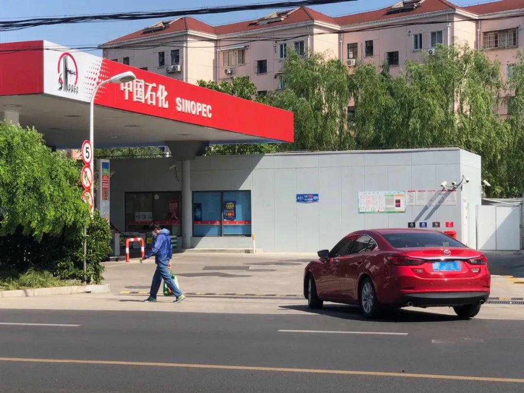 司机必看加油站进口进出口出警方提醒进出加油站小区单位养成右进右出