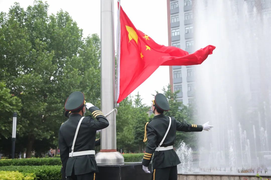 云升旗云端升旗向祖国致敬67线上相聚为法大庆生