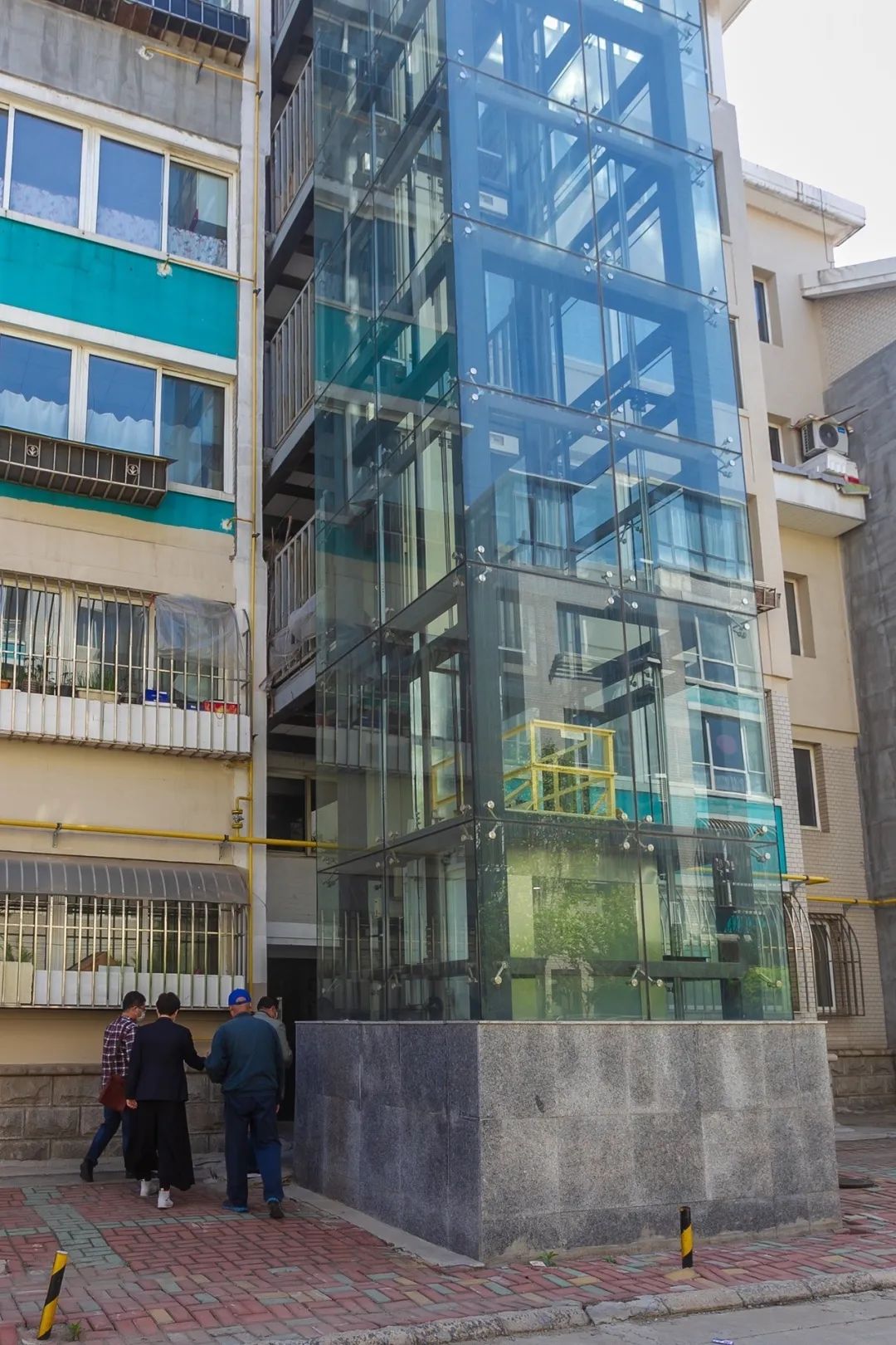 看居民楼外挂电梯