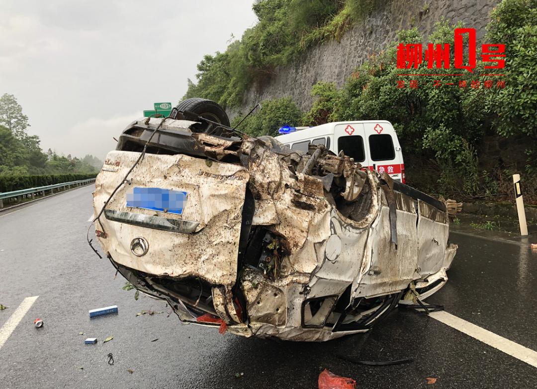 高速路上爆胎翻车,2人重伤3人轻伤!危急时刻遇到扶贫返柳的他们