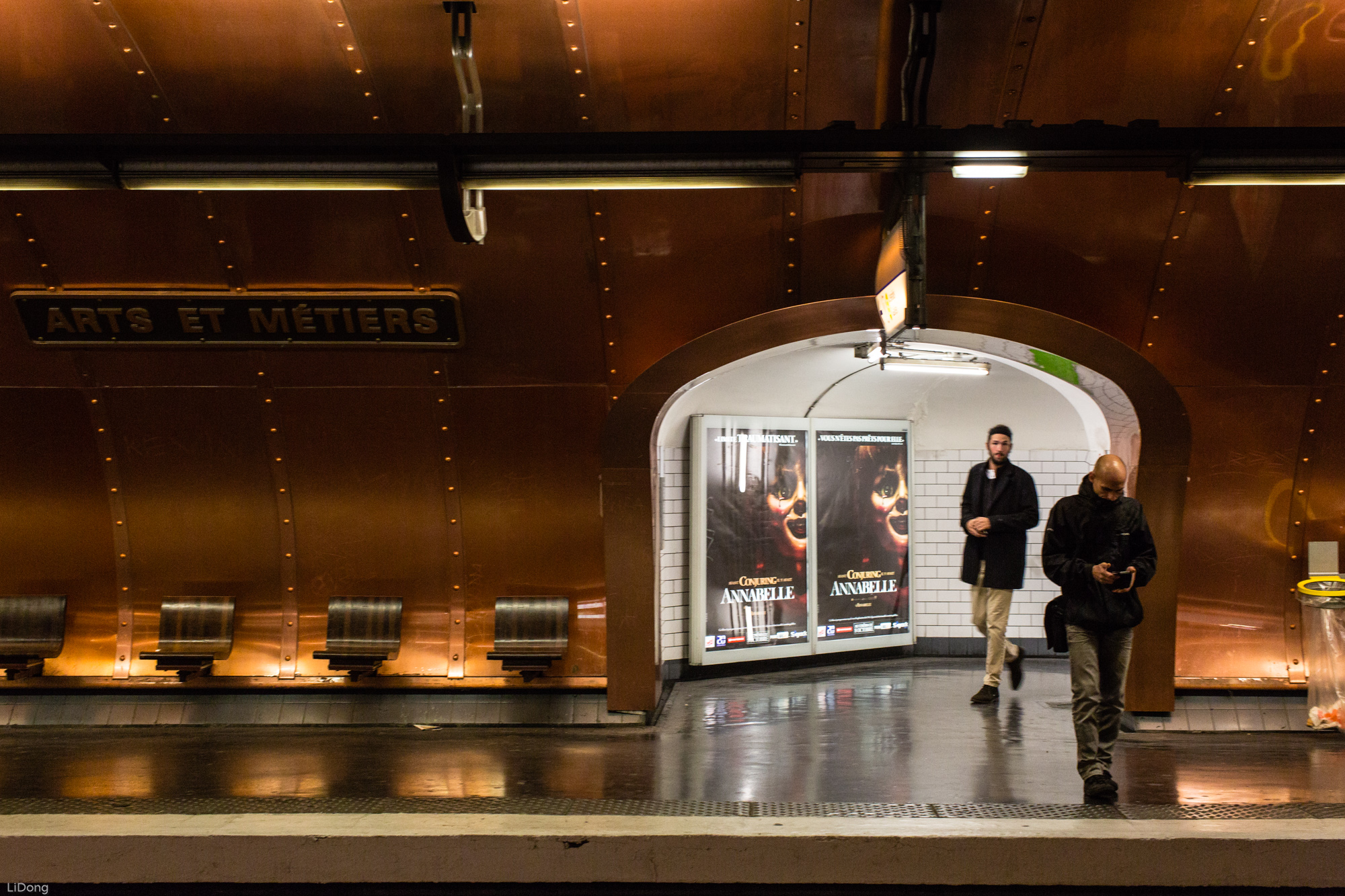 巴黎地铁里的广告画