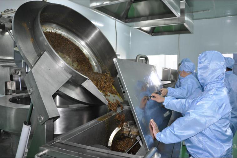 听说红葱牛肉酱上线生产了,吉格斯太镇沟心召村沈四圪梁社的村民邬润