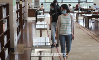 杭州图书馆今年第一次办展 读者看书看展两不误