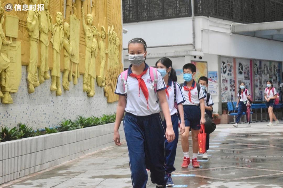 海珠区宝玉直小学校长雷婷介绍,为了保障学生的安全,学校实施错峰上下