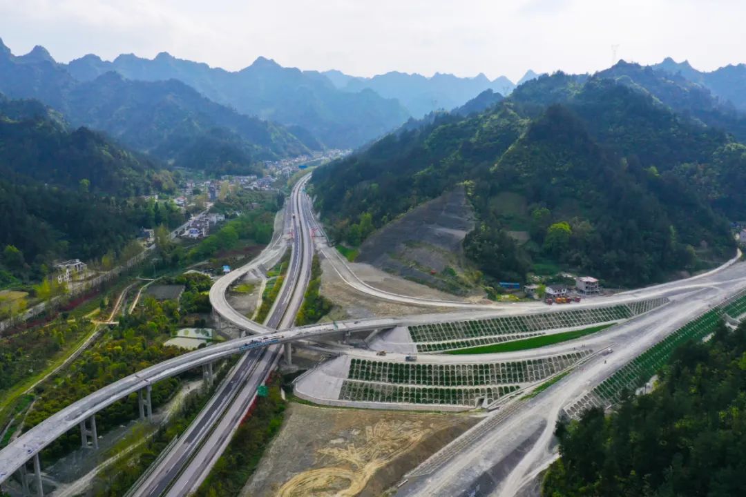 中铁二十局石黔高速公路项目全体参建员工目标一致,信心坚定,奋勇争先