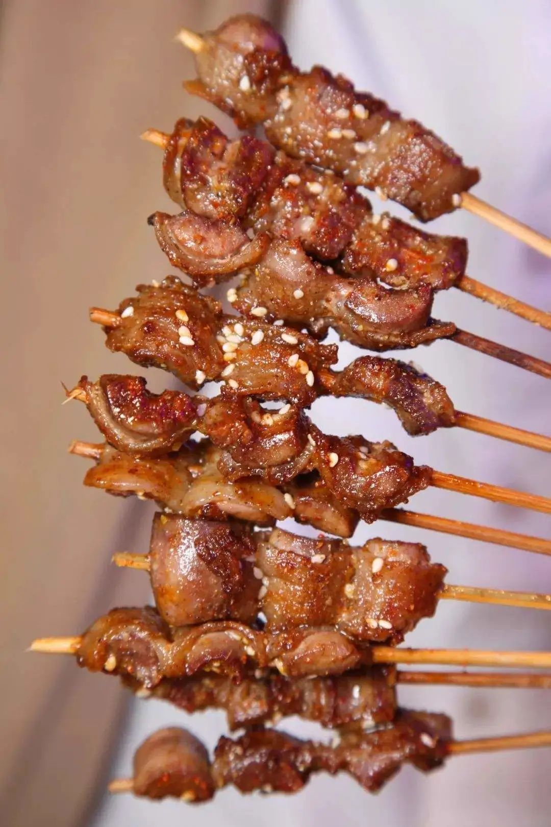 试问在北京,谁没吃过烤腰子,街边的大排档, 点的最多的就是它,一口