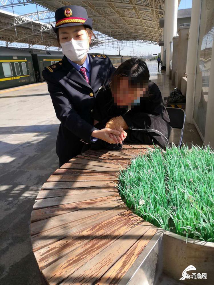 又惊又暖！孕妇刚下火车就生娃，工作人员站台上搭产床接生