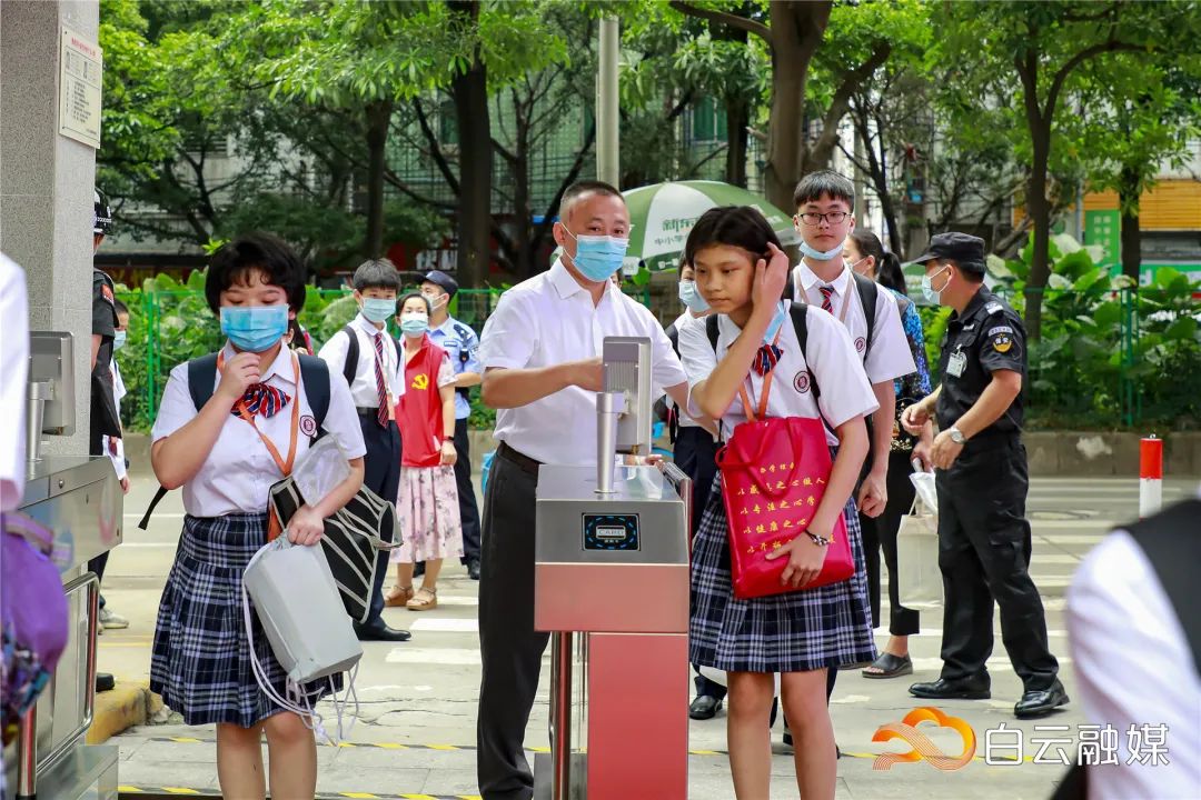 5月11日,时隔两个多月,新市中学初一初二的285名学生重返校园,与第