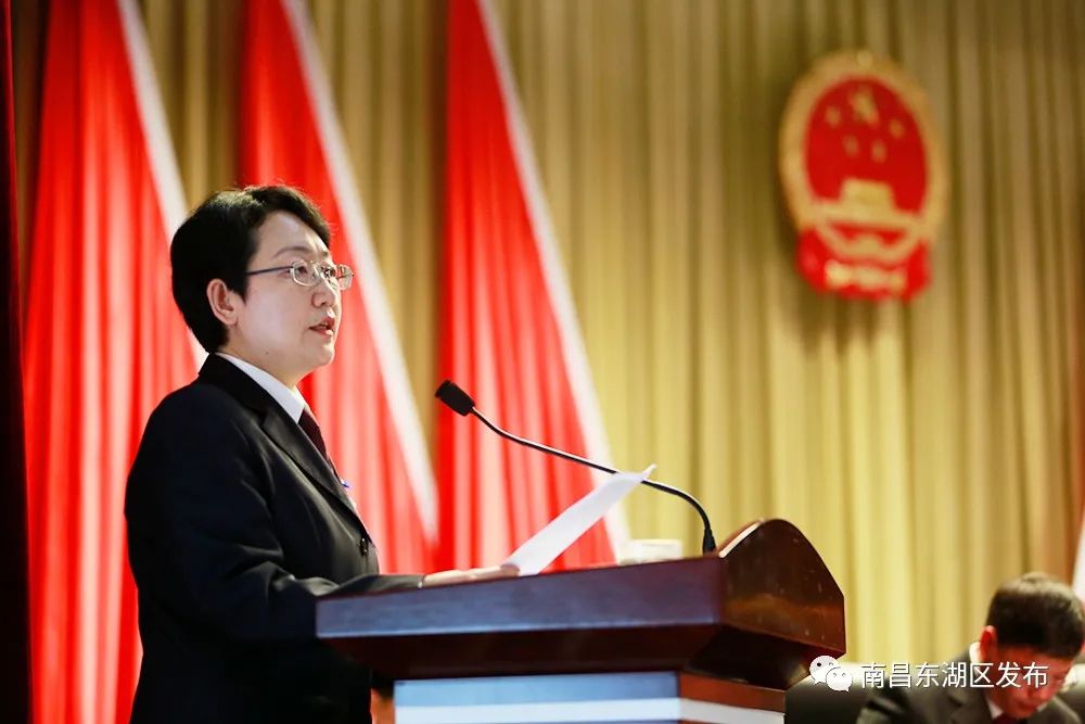 区人民检察院检察长杜迎春作检察院工作报告会上,区人民法院院长梁洪