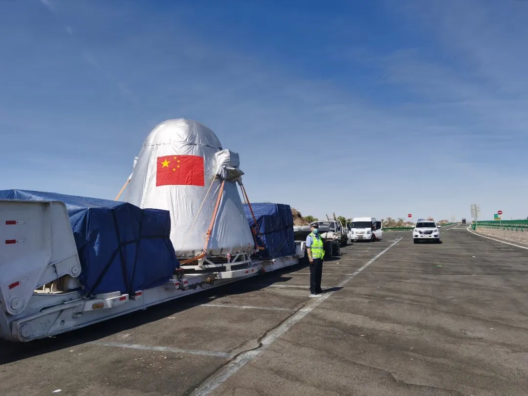 额济纳旗公安局圆满完成我国新一代载人飞船试验船返回舱第一段转运