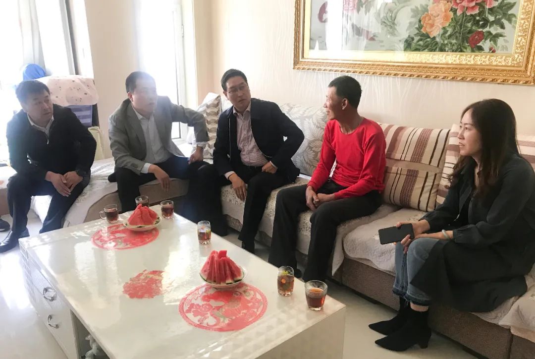 巴图吉雅入户指导脱贫攻坚工作