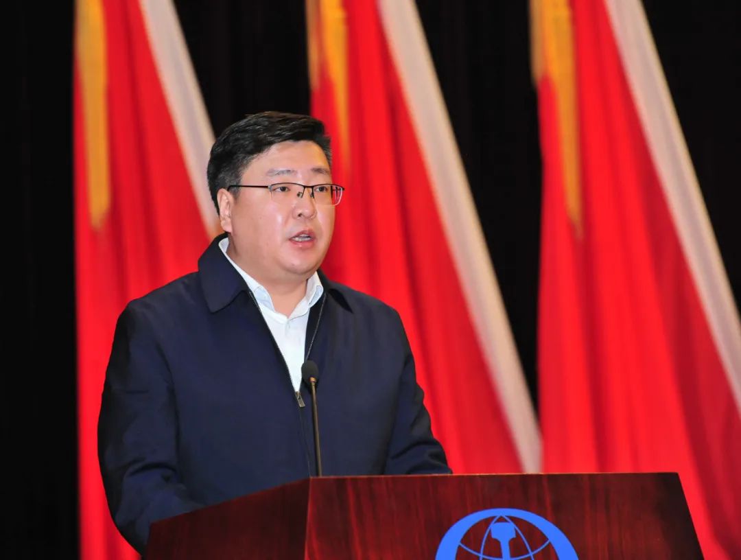 二级单位代表中国中铁四局党委书记,董事长李新生在主会场作表态发言