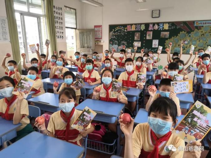 5月18日,佛山18万名小学五,六年级的学生返回阔别已久的校园.