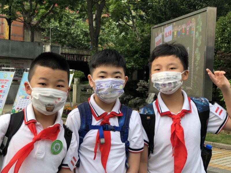 小学生返校开学!戴上"心情口罩"化身移动表情包,孩子们说