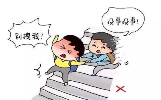 原,被告及其他同学在教室外走廊玩耍时,原告与他人相互追逐嬉闹,期间