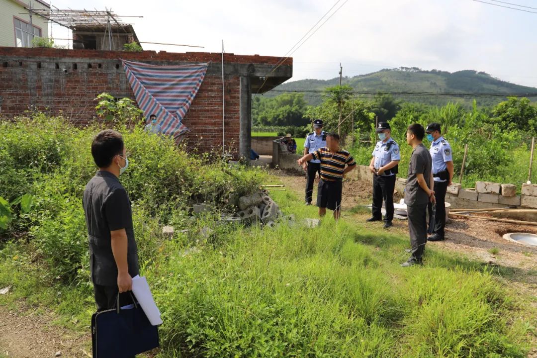 平南縣鎮隆鎮某村屯的原告彭某甲,彭某乙和被告彭某丙均為該村屯村民.