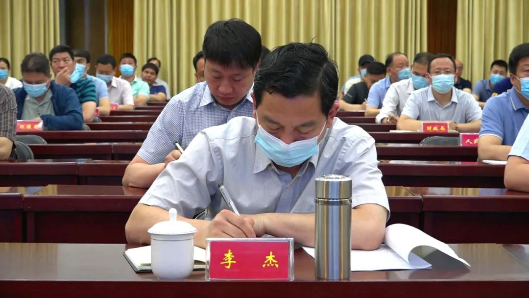 县委常委,副县长李杰在新安分会场收看会议.