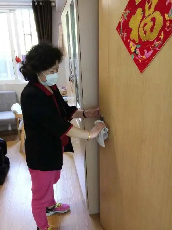 好防疫和消毒等物资,站点门口和各活动室内早早就张贴上了"进门戴口罩