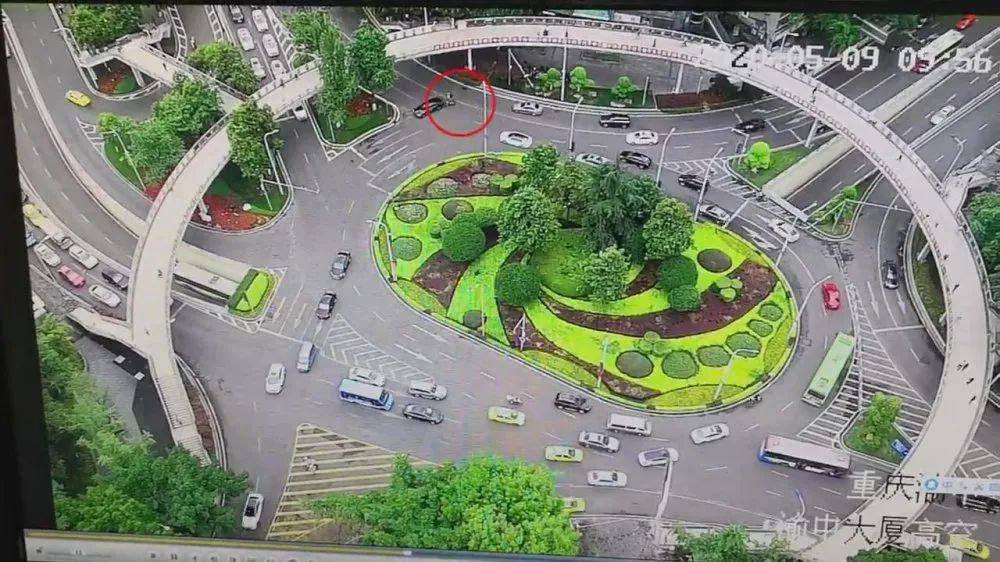 在渝中区中山三路上清寺转盘,发生一起小型客车与普通摩托车碰撞的