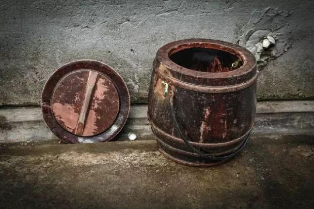 越来越多的上海人已讨厌使用传统的木制马桶,虽然每户都把它隐藏在