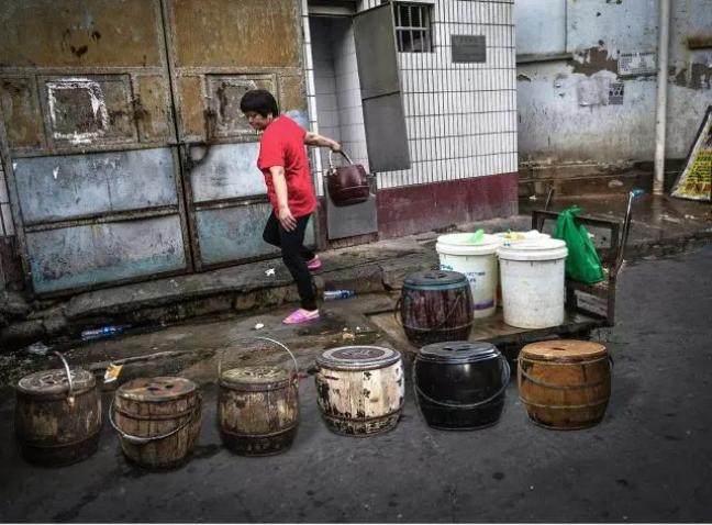 老上海妇女倒马桶图片图片